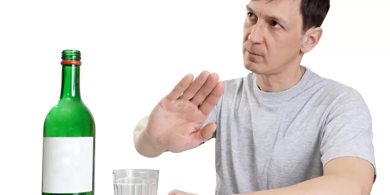Čovjek odbija alkohol