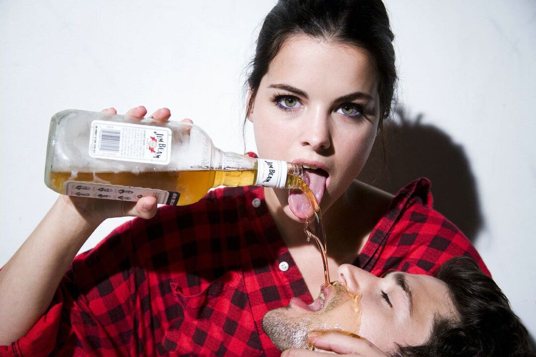 djevojka toči muškarca alkoholom prije seksa