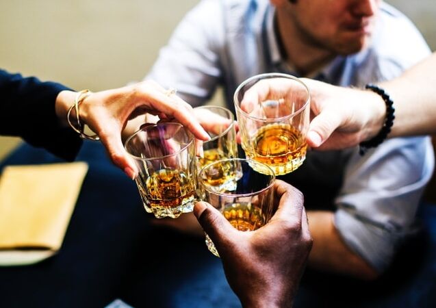 pijenje alkohola u velikom društvu